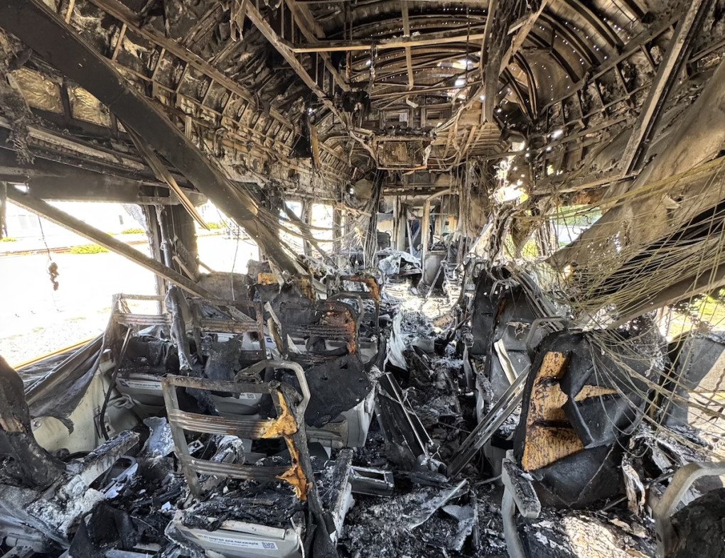 Interior de un tren interurbano ucraniano destruido tras un ataque directo con drones rusos. Illia Kabachynskyi para UNITED24 Media.