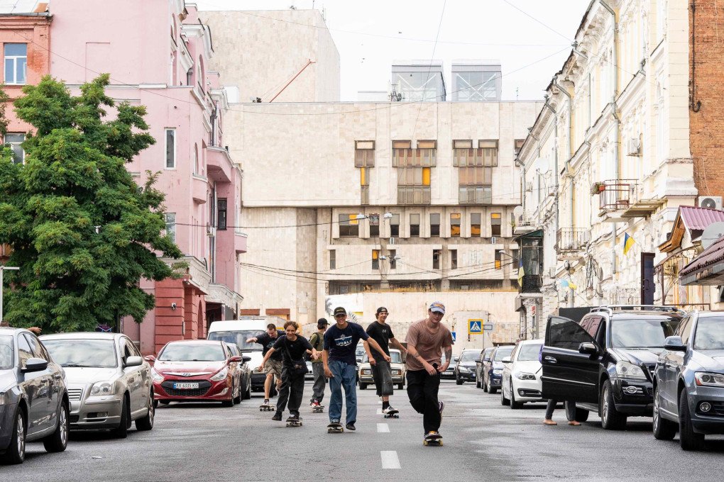 In central Kharkiv, several sloping streets allow skaters to quickly pick up speed. (Photo: Hironori Kodama)