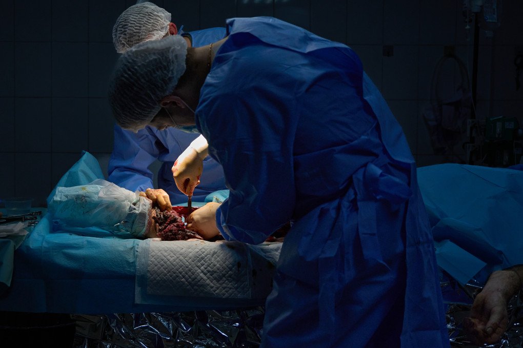 Surgeons from the 3rd Army Corps’ 4th Separate Medical Battalion operate on an exploded foot. Photo Mykyta Shandyba/UNITED24 Media. Frontline surgeons operating in Ukraine