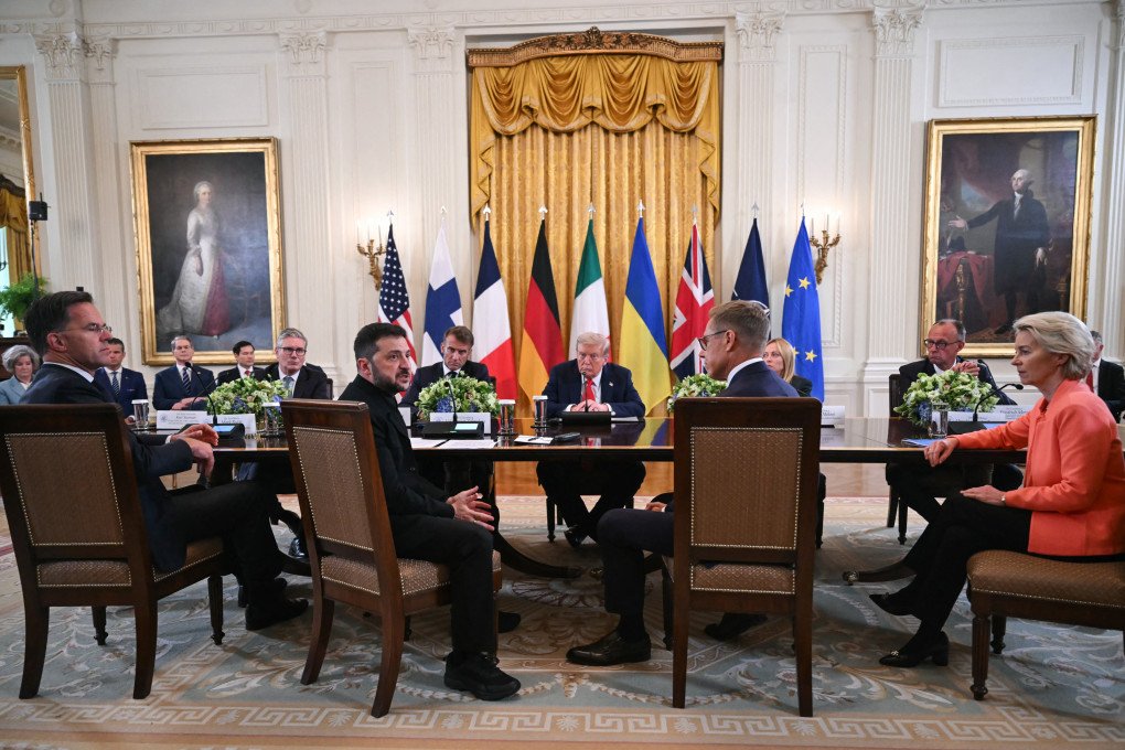 (L/R) NATO Secretary-General Mark Rutte, British Prime Minister Keir Starmer, Ukrainian President Volodymyr Zelensky, French President Emmanuel Macron, US President Donald Trump, Finnish President Alexander Stubb, Italian Prime Minister Giorgia Meloni, German Chancellor Friedrich Merz, and European Commission President Ursula von der Leyen participate in a talks to end Russia’s aggression, in the White House in Washington, DC, on August 18, 2025. (Source: Andrew Caballero-Reynolds via Getty Image) 