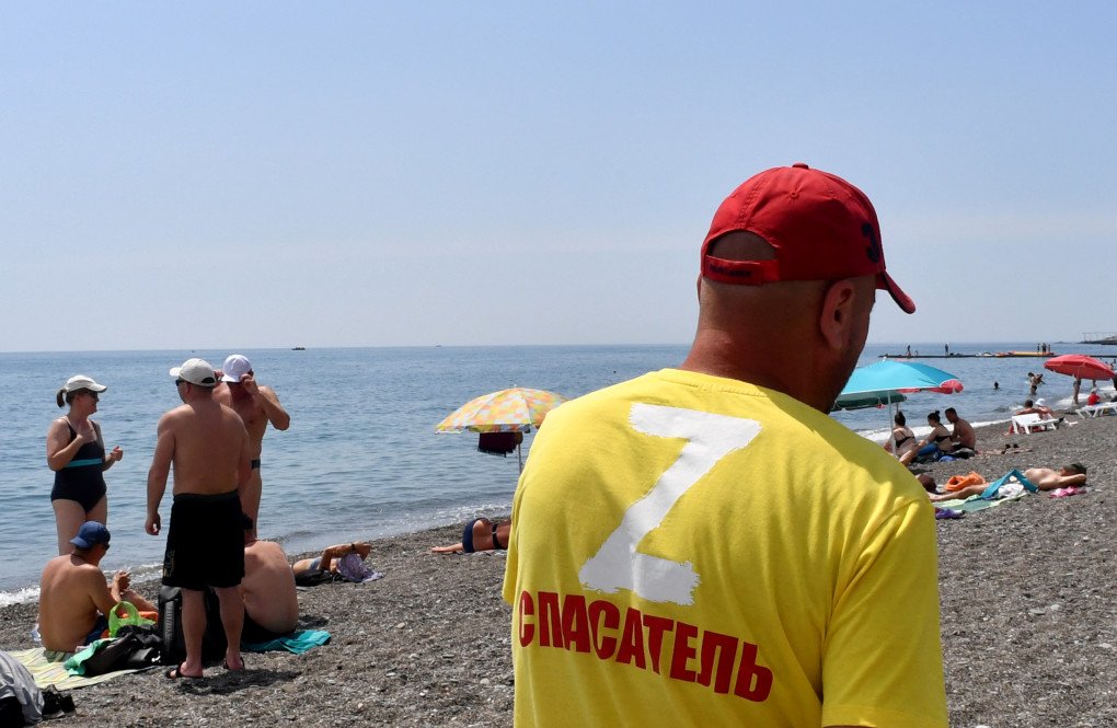 A lifeguard wearing a T-shirt featuring the “Z” symbol, used by Russian forces in their war against Ukraine, watches over beachgoers in Russian-occupied Alushta, Crimea, Ukraine, on June 18, 2023. (Photo: Olga Maltseva via Getty Images) A lifeguard wearing a T-shirt featuring the “Z” symbol, used by Russian forces in their war against Ukraine, watches over beachgoers in Russian-occupied Alushta, Crimea, Ukraine, on June 18, 2023. (Photo: Olga Maltseva via Getty Images)