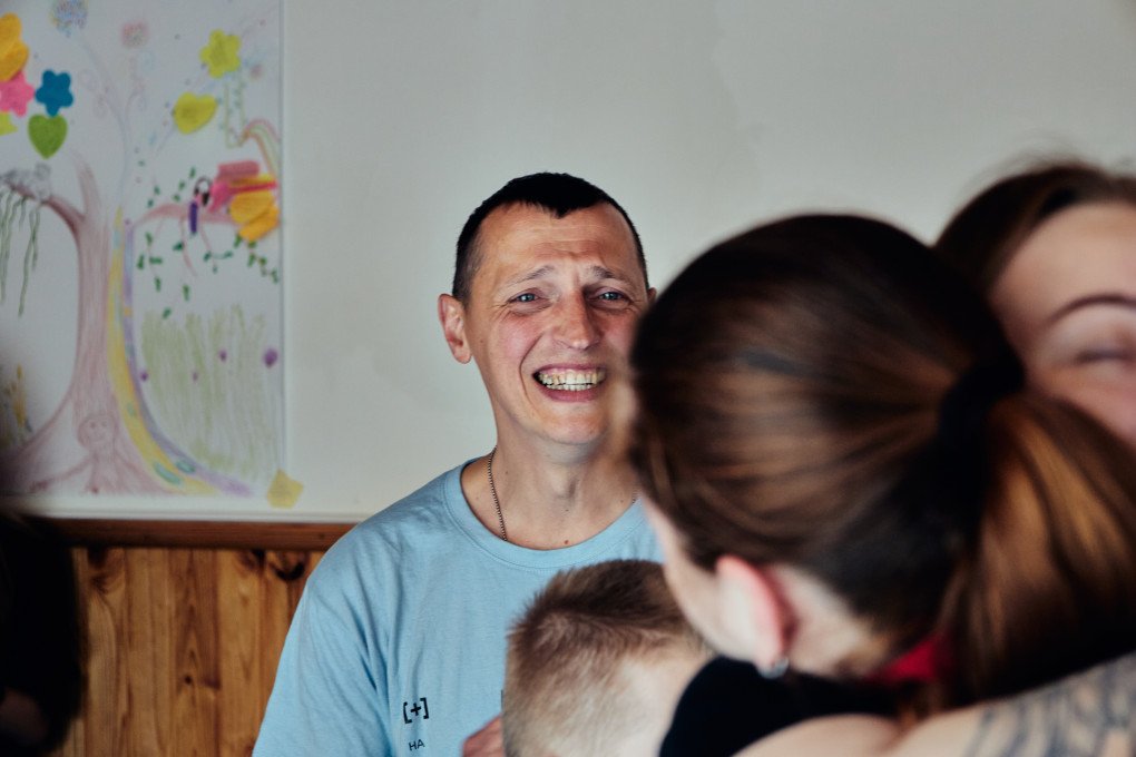 Mykhailo and the other participants gave the caregivers a cake to thank them for their support during the Veteran’s Family program organized by Caritas-Spes Ukraine. May 2026, the Zhytomyr region, Ukraine. (Photo: Louis Beaudemont/UNITED24 Media) Mykhailo and the other participants gave the caregivers a cake to thank them for their support during the Veteran’s Family program organized by Caritas-Spes Ukraine. May 2026, the Zhytomyr region, Ukraine. (Photo: Louis Beaudemont/UNITED24 Media)