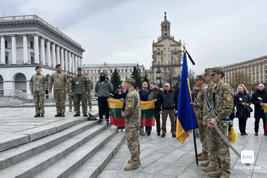 Ukrainian soldiers and civilians gather on Independence Square in Kyiv during the farewell ceremony for Lithuanian volunteer Tomas Valentelis. (Source: hromadske) Ukrainian soldiers and civilians gather on Independence Square in Kyiv during the farewell ceremony for Lithuanian volunteer Tomas Valentelis. (Source: hromadske)