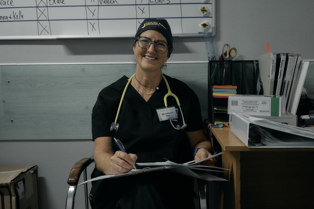 Carolyn es enfermera canadiense y nunca había estado en Ucrania antes de esta misión. Foto: Josh Olley/ UNITED24 Media