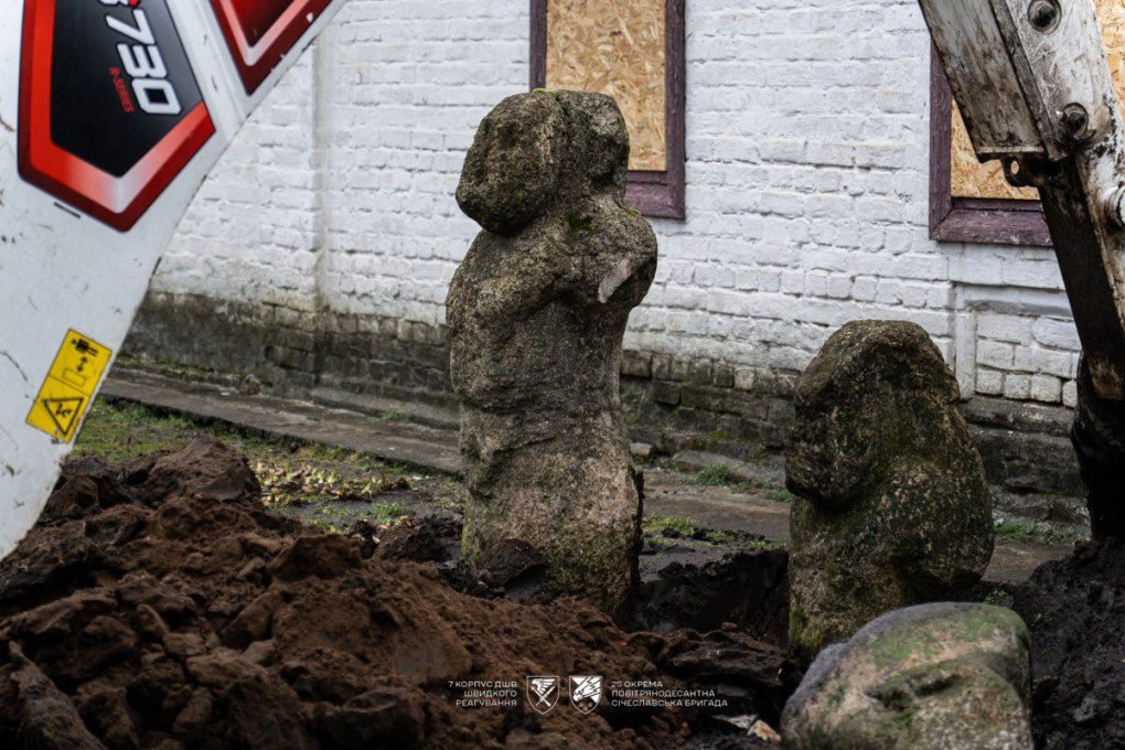 11th–13th century Polovtsian stone statues evacuated from the frontline by the 25th Airborne Brigade, together with museum workers and volunteers (Source: 25th Airborne Brigade, Armed Forces of Ukraine) 11th–13th century Polovtsian stone statues evacuated from the frontline by the 25th Airborne Brigade, together with museum workers and volunteers (Source: 25th Airborne Brigade, Armed Forces of Ukraine)