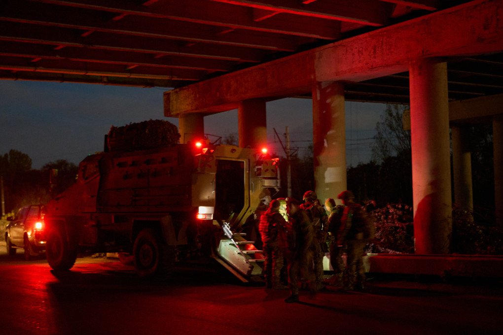 Loading of the soldiers from the "Liut" (”Rage”) brigade into the armored vehicle "Kirpi" before heading to the city of Toretsk. Loading of the soldiers from the "Liut" (”Rage”) brigade into the armored vehicle "Kirpi" before heading to the city of Toretsk.