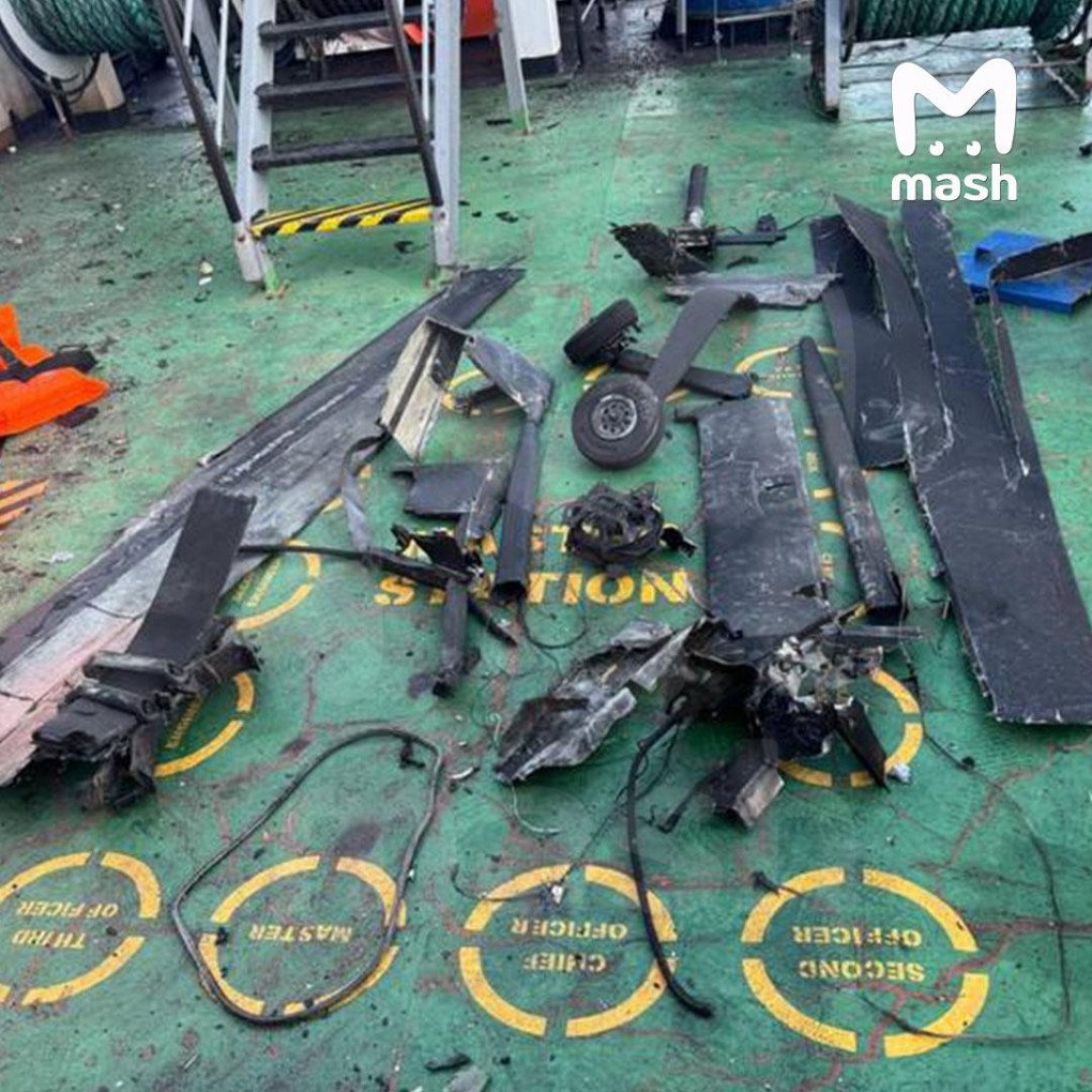 Restos de un dron, incluyendo palas de rotor, cables y un conjunto de ruedas, se ven esparcidos en la cubierta del Midvolga-1 después del ataque reportado. (Fuente: Mash) Restos de un dron, incluyendo palas de rotor, cables y un conjunto de ruedas, se ven esparcidos en la cubierta del Midvolga-1 después del ataque reportado. (Fuente: Mash)