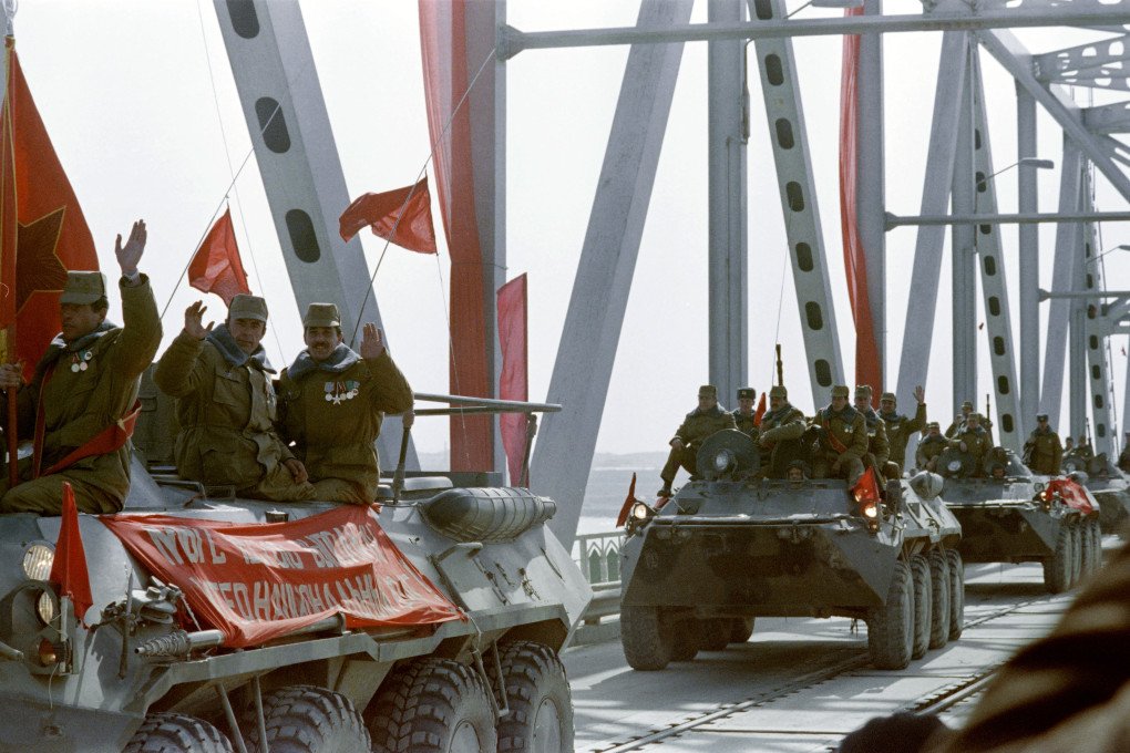 Red Army soldiers at the top of BTR-80 cross the Amu Darya river at the Soviet-Afghan border in Termez on February 15, 1989, during the Soviet Army withdrawal from Afghanistan. (Source: Getty Images) Red Army soldiers at the top of BTR-80 cross the Amu Darya river at the Soviet-Afghan border in Termez on February 15, 1989, during the Soviet Army withdrawal from Afghanistan. (Source: Getty Images)