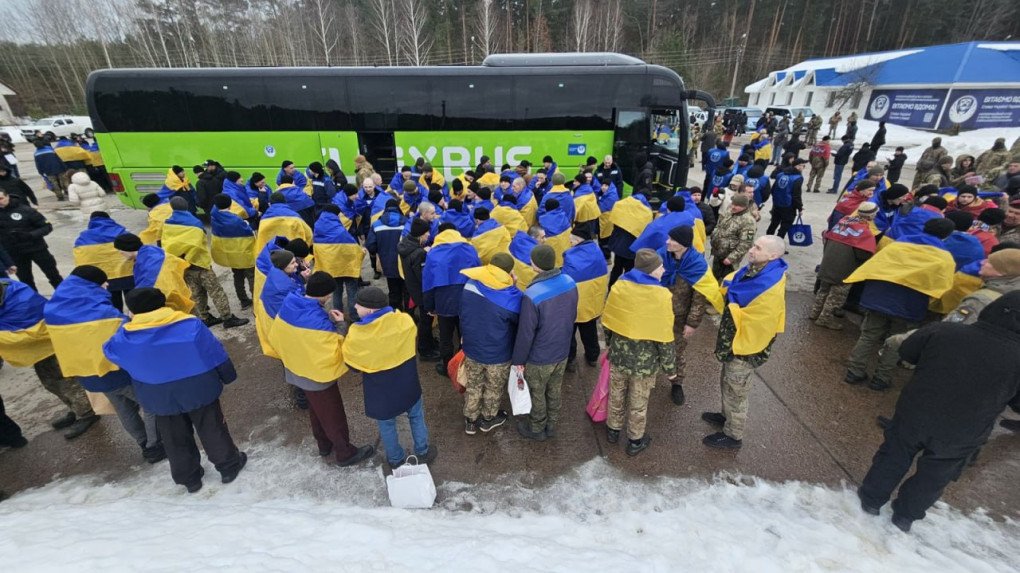 Freed Ukrainian prisoners of war wrapped in national flags gather after a prisoner exchange, shortly after returning from Russian captivity on March 5. (Source: Office of the President of Ukraine)