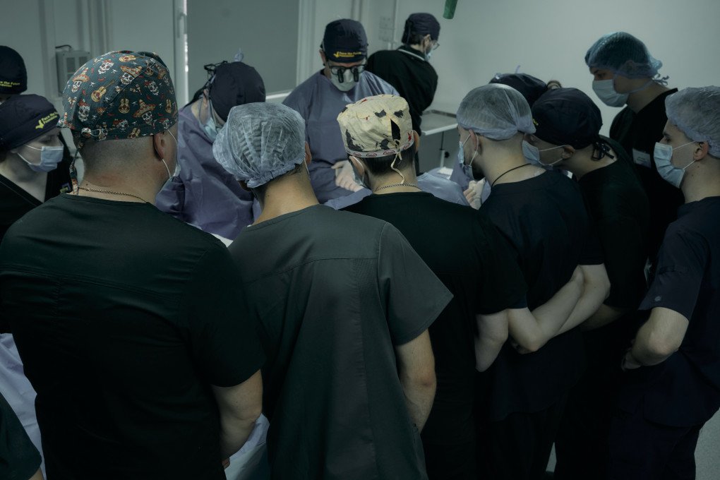 En una sola misión, el equipo ayudará a más de 30 pacientes, tanto militares como civiles, que han sufrido lesiones graves en la cara y el cuello causadas por minas y explosiones. Foto: Josh Olley/ UNITED24 Media