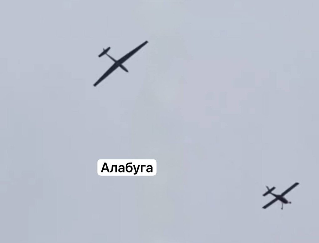 Un avión A-22 Foxbat, convertido en UAV remolca un planeador suicida durante un ataque a una planta rusa de Shahed en Alabuga, Tatarstán, 15 de junio de 2025. (Fuente: Polkovnyk GSh)