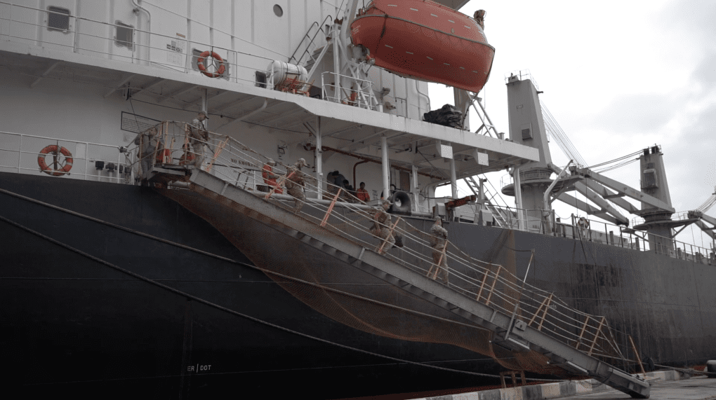 Soldiers descending from the grain ship after inspection. Photo: Ukrainian Sea Ports Authority (USPA) Soldiers descending from the grain ship after inspection. Photo: Ukrainian Sea Ports Authority (USPA)
