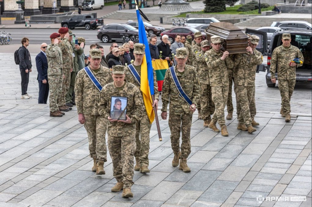 Ukrainian honor guard carries the coffin of Tomas Valentelis and his portrait during the funeral procession in Kyiv. (Source: ArmyInform) Ukrainian honor guard carries the coffin of Tomas Valentelis and his portrait during the funeral procession in Kyiv. (Source: ArmyInform)