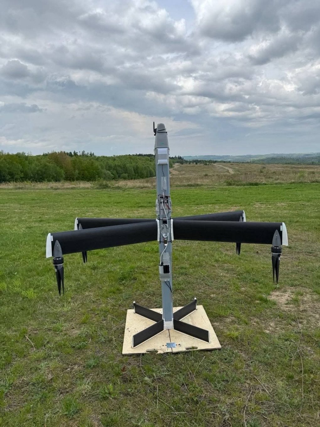 Drones probados por el ejército checo en abril de 2025. (Fuente: Fuerzas Armadas checas/Facebook)