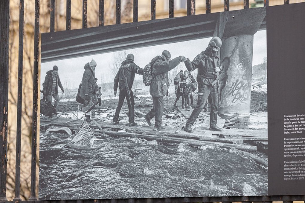 A photograph by Oleksandr Glyadyelov depicting the evacuation of civilians during Russia’s invasion of Ukraine, shown at the Quai d’Orsay exhibition in Paris. (Photo: French Institute)