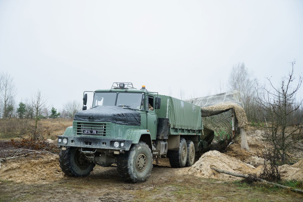 Truck-mounted tractor delivers the Bohdana-BG howitzer to a prepared firing position. (Source: Oboronka / 147th Separate Artillery Brigade)