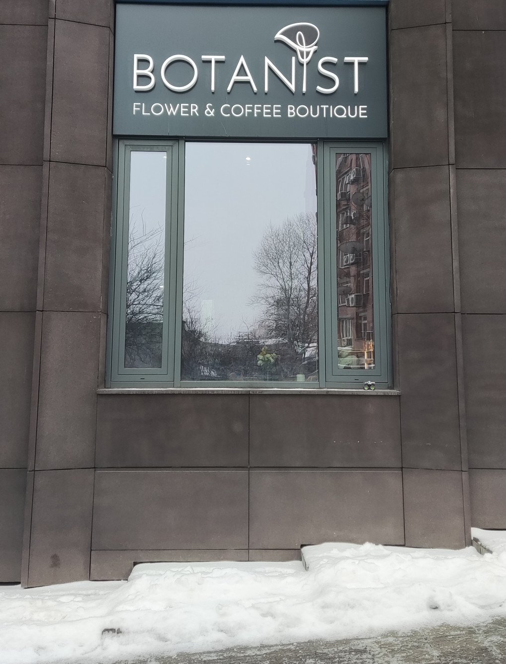 Coffee is everywhere—including in flower shops—a common business model that can be found across Ukraine. Kyiv, Janunary, 2026. Photo: Lana Faryna.