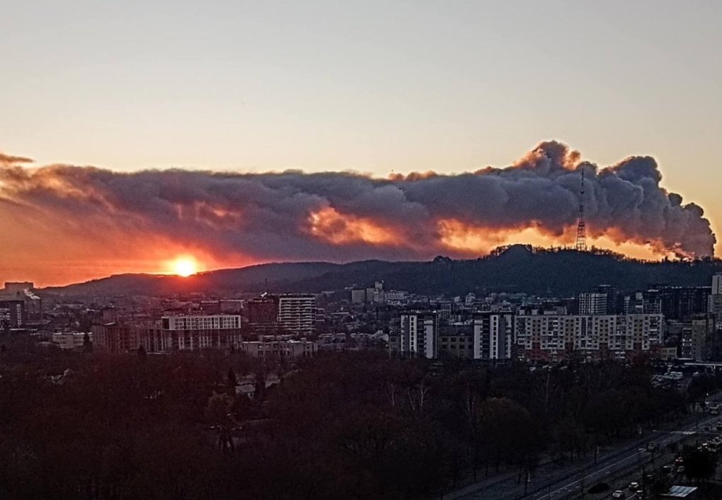 Una densa columna de humo se eleva tras un ataque con drones rusos en Lviv el 19 de noviembre de 2025. (Fuente: Bf_ghost_ua/X) Una densa columna de humo se eleva tras un ataque con drones rusos en Lviv el 19 de noviembre de 2025. (Fuente: Bf_ghost_ua/X)