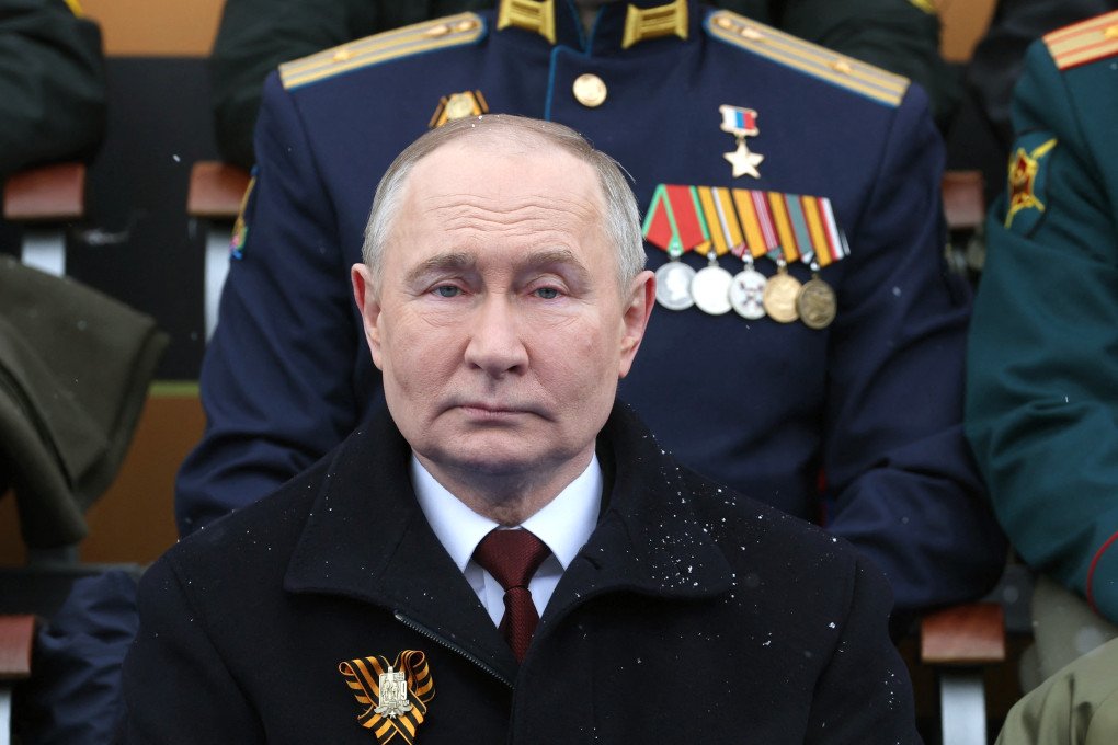 Distribuida por la agencia estatal rusa Sputnik: El líder ruso Vladimir Putin asiste al desfile militar del Día de la Victoria en el centro de Moscú el 9 de mayo de 2024. (Foto de MIKHAIL KLIMENTYEV/POOL/AFP vía Getty Images)