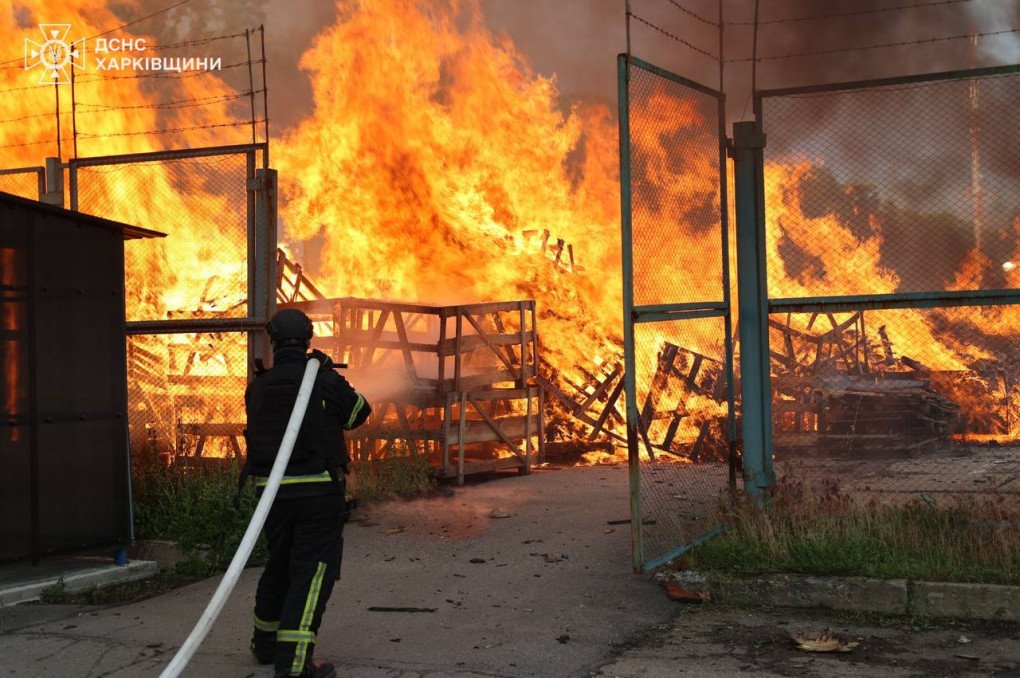 Bomberos extinguen un gran incendio en la región de Kharkiv tras el ataque ruso del 2 de junio de 2026. Las autoridades reportaron daños en viviendas, infraestructura crítica y una empresa alimentaria. (Fuente: DSNS Kharkiv) Bomberos extinguen un gran incendio en la región de Kharkiv tras un ataque ruso contra infraestructura civil.