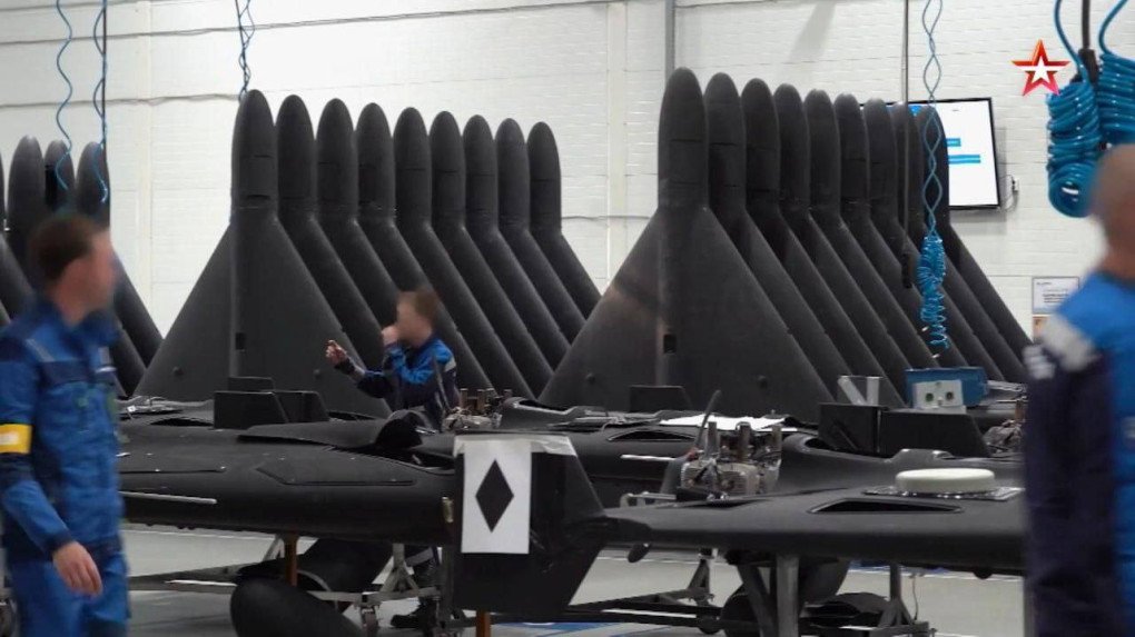 Pilas de fuselajes de drones pintados de negro esperan el montaje final mientras los equipos continúan la construcción en la planta rusa de drones de Yelabuga. (Fuente: Zvezda TV) Pilas de fuselajes de drones pintados de negro esperan el montaje final mientras los equipos continúan la construcción en la planta rusa de drones de Yelabuga. (Fuente: Zvezda TV)
