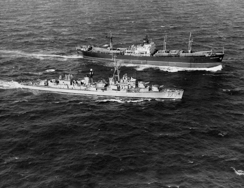 El USS Vesole sigue de cerca al carguero soviético Polzunov durante la Crisis de Octubre, 11 de noviembre de 1962. Foto de archivo. (Fuente: Defense Express)