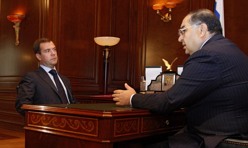 Russian ex-leader Dmitry Medvedev (L) speaks with Russian billionaire businessman Alisher Usmanov during their meeting in the residence of Gorki outside Moscow on September 9, 2008. (Photo: Dmitry Astakhov via Getty Images)