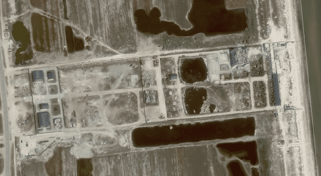 Imágenes satelitales muestran edificios destruidos en el presunto complejo del FSB ruso en Henicheska Hirka, en territorio ocupado, tras un ataque ucraniano con drones.