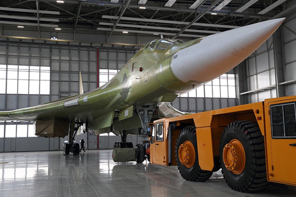Bombardero estratégico ruso Tu-160 “Pyotr Deynekin” durante su modernización en Kazán, Rusia, en 2018. (Fuente: Medios rusos)