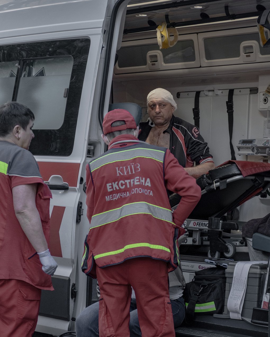 Sanitarios atienden a un hombre herido en Kyiv tras el ataque ruso del 24 de mayo, mientras las autoridades advierten de que el balance de víctimas puede seguir aumentando. (Foto: Nikita Lysovyi) Sanitarios atienden a un hombre herido dentro de una ambulancia en Kyiv tras el ataque ruso masivo con misiles y drones.