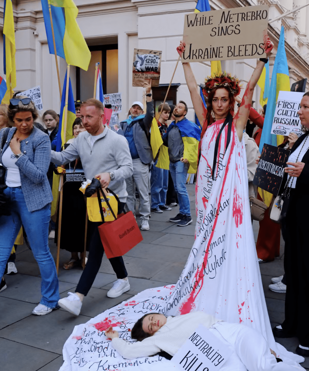 Protesters outside the Royal Opera House in London demonstrate against Russian soprano Anna Netrebko’s performance, accusing her of ties to the Kremlin. (Photo: open source) Protesters outside the Royal Opera House in London demonstrate against Russian soprano Anna Netrebko’s performance, accusing her of ties to the Kremlin. (Photo: open source)