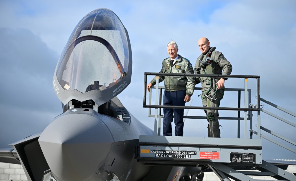 NAMUR, BÉLGICA – 13 DE OCTUBRE: Vista de la ceremonia de entrega de los tres primeros cazas F-35 de Bélgica, que simbolizan la modernización de las fuerzas armadas belgas y el fortalecimiento de la cooperación dentro de la OTAN, en la base aérea de Florennes, Namur, Bélgica, el 13 de octubre de 2025. El rey Felipe de Bélgica (izq.) y el ministro belga de Defensa y Comercio Exterior, Theo Francken (der.), asistieron a la ceremonia. (Fuente: Getty Images) NAMUR, BÉLGICA – 13 DE OCTUBRE: Vista de la ceremonia de entrega de los tres primeros cazas F-35 de Bélgica, que simbolizan la modernización de las fuerzas armadas belgas y el fortalecimiento de la cooperación dentro de la OTAN, en la base aérea de Florennes, Namur, Bélgica, el 13 de octubre de 2025. El rey Felipe de Bélgica (izq.) y el ministro belga de Defensa y Comercio Exterior, Theo Francken (der.), asistieron a la ceremonia. (Fuente: Getty Images)