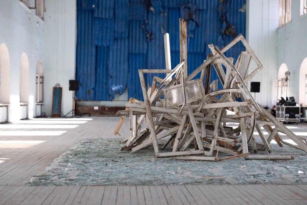 Interlocking wooden window frames and beams form the "Glass and Wood" (Sklo ta Derevo) installation, conceived by Vladyslav Troitskyi and executed by Ivan Didusenko. (Photo: Vic Bakin/UNITED24)