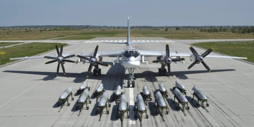 Russian Tu-95 strategic bomber with its missiles on an airfield tarmac. (Photo: open source) Russian Tu-95 strategic bomber with its missiles on an airfield tarmac. (Photo: open source)