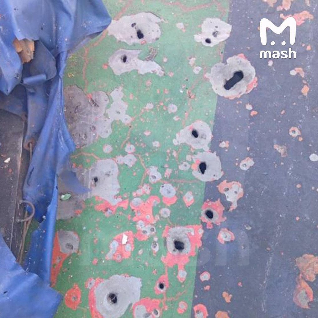 Una vista de cerca de la cubierta muestra múltiples perforaciones probablemente causadas por fragmentación o impacto explosivo, con pintura desgastada que expone capas anteriores. (Fuente: Mash) Una vista de cerca de la cubierta muestra múltiples perforaciones probablemente causadas por fragmentación o impacto explosivo, con pintura desgastada que expone capas anteriores. (Fuente: Mash)