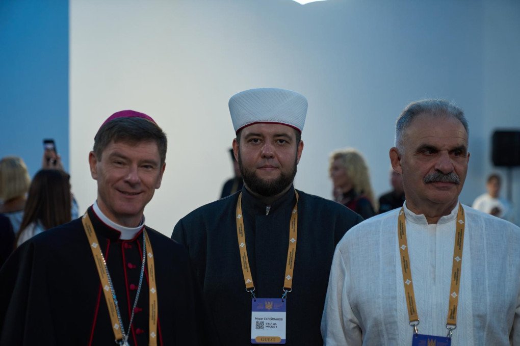 Bishop Vitalii Kryvytskyi, Mufti of the Spiritual Administration of Muslims of Ukraine “Umma” Murat Suleimanov and Religious scholar Viktor Yelenskyi during National Prayer Breakfast of Ukraine in Kyiv on August 23, 2026. (Source: Mykyta Shandyba/UNITED24 Media)