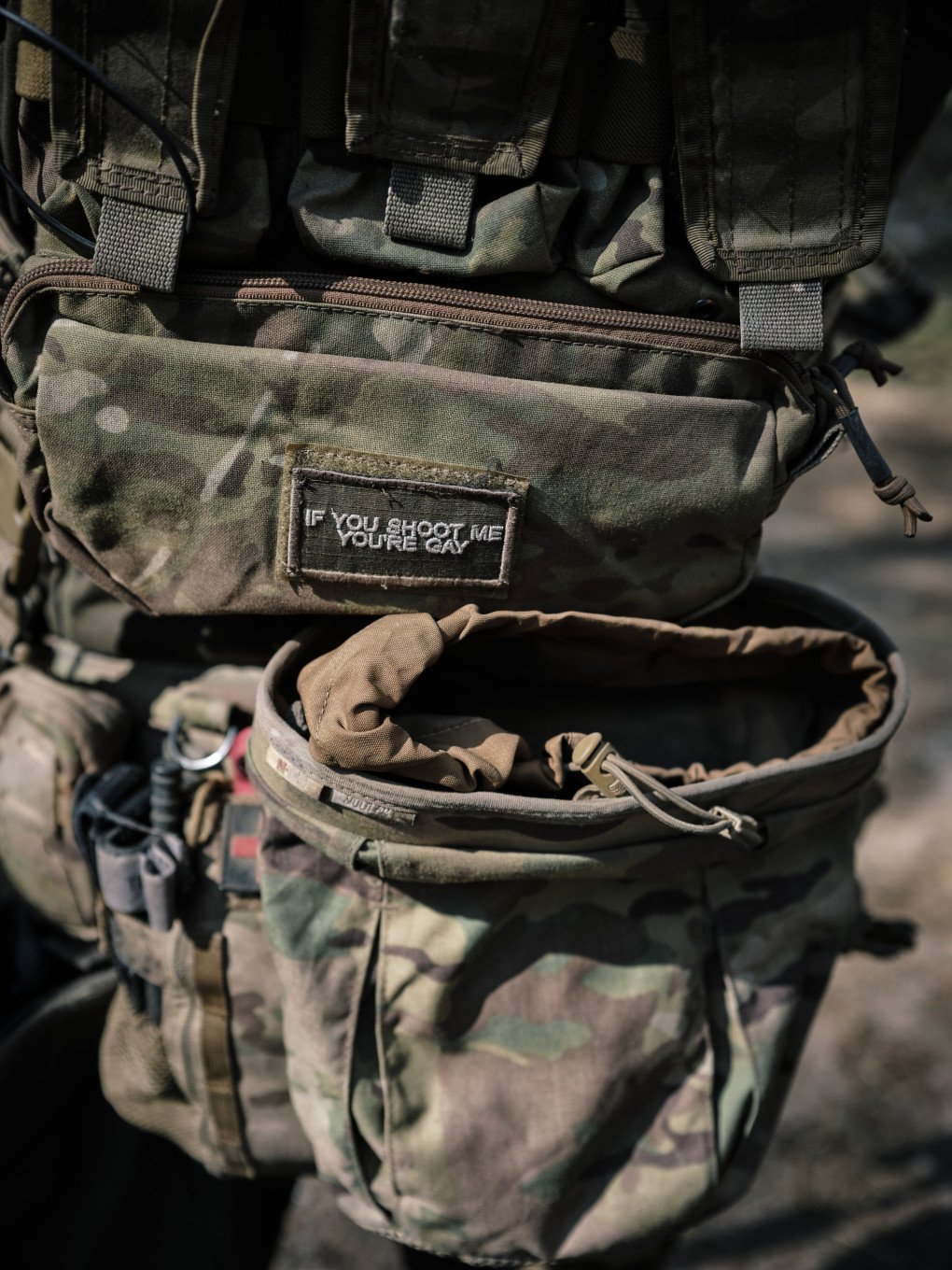 A badge displayed on the back of Kahn’s armor tells the story of his sense of humor A badge displayed on the back of Kahn’s armor tells the story of his sense of humor