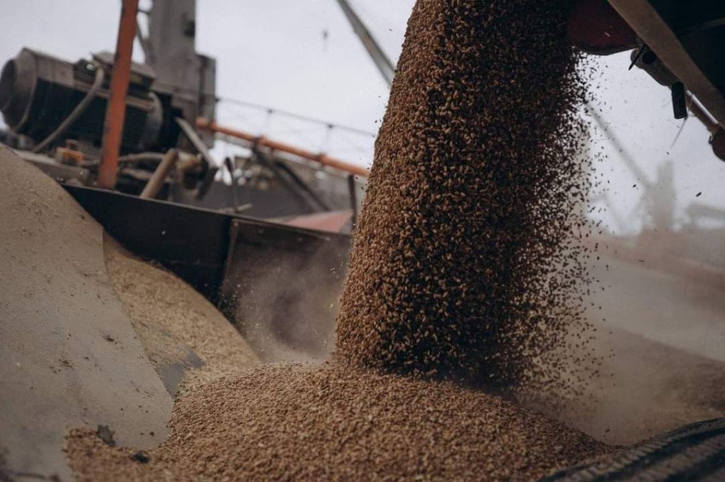 Grain pours into a loading chute at a Ukrainian port. Photo: Ukrainian Sea Ports Authority (USPA) Grain pours into a loading chute at a Ukrainian port. Photo: Ukrainian Sea Ports Authority (USPA)