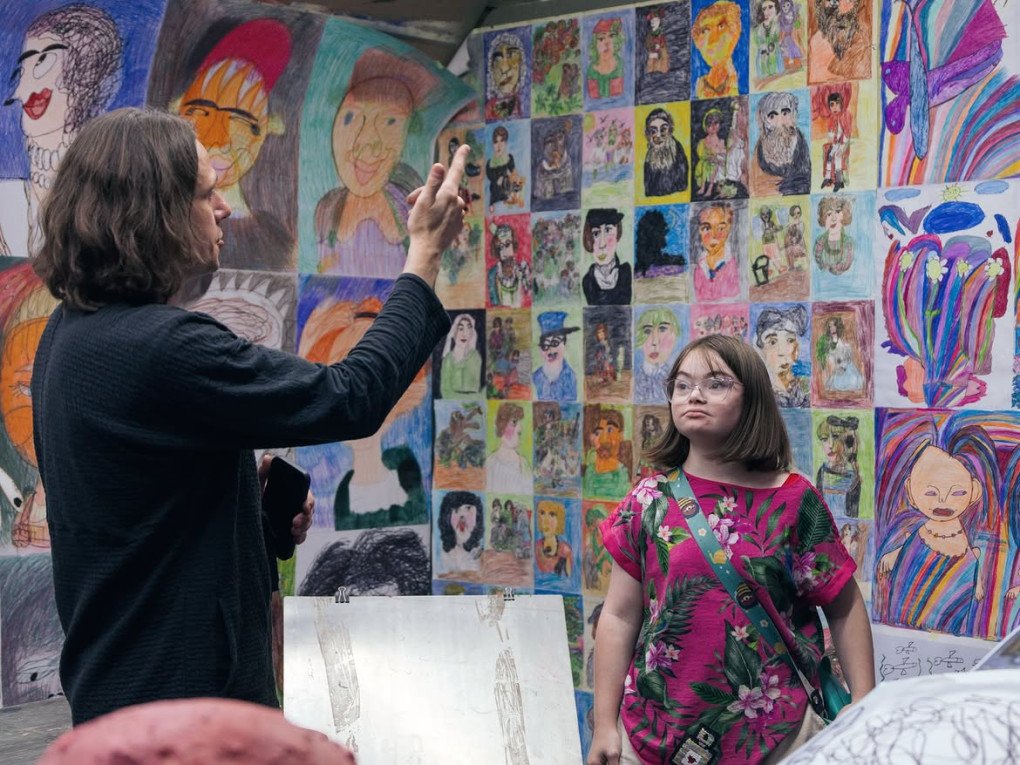 Children create art at the Aza Nizi Maza studio in Kharkiv. (Source: Angelina Jolie/Instagram)
