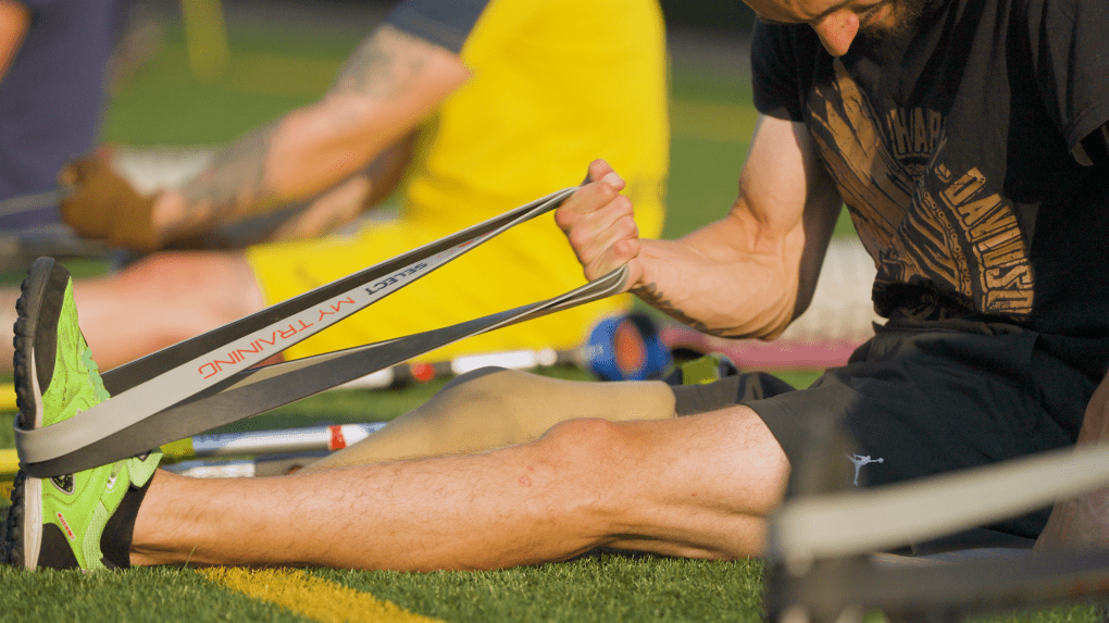 Cada sesión de entrenamiento comienza con un calentamiento, para prepararse para el partido. (Foto: UNITED24 Media)