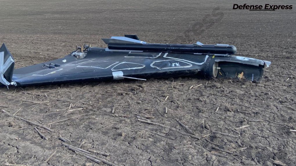 Full view of a crashed Gerbera-2 drone carrying a missile-shaped payload, recovered in an open field. (Source: Defense Express) Full view of a crashed Gerbera-2 drone carrying a missile-shaped payload, recovered in an open field. (Source: Defense Express)