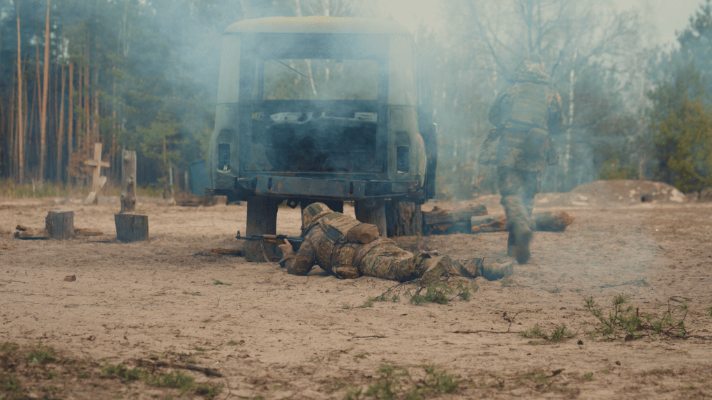 Reclutas ucranianos participando en un ejercicio de combate simulado. (Foto: Mykola Hrinenko / UNITED24 Media) Los reclutas participan en un simulacro de incendio.