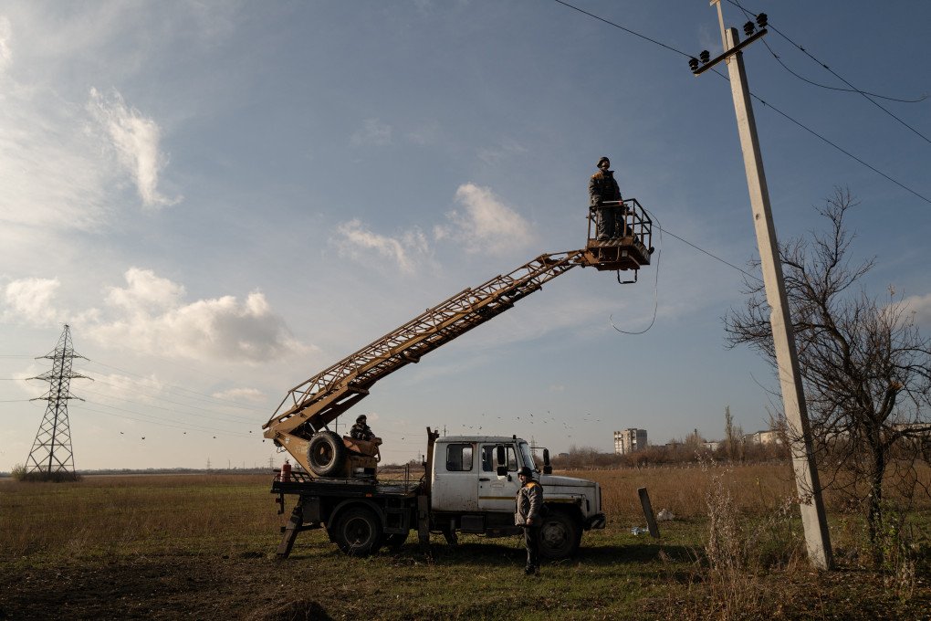 Ingenieros eléctricos de DTEK trabajando desde una grúa sobre cables dañados por los bombardeos rusos, en una ciudad ucraniana no revelada devastada por la guerra, en la región de Donetsk, el 19 de noviembre de 2024. (Fuente: Getty Images)