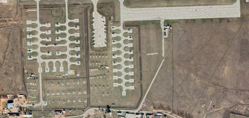 Satellite image of the Syzran storage site taken on October 23, 2021, shows 40 Mi-8 and Mi-24/35 helicopters, many positioned in long-term parking rows. (Source: The Military Watch)