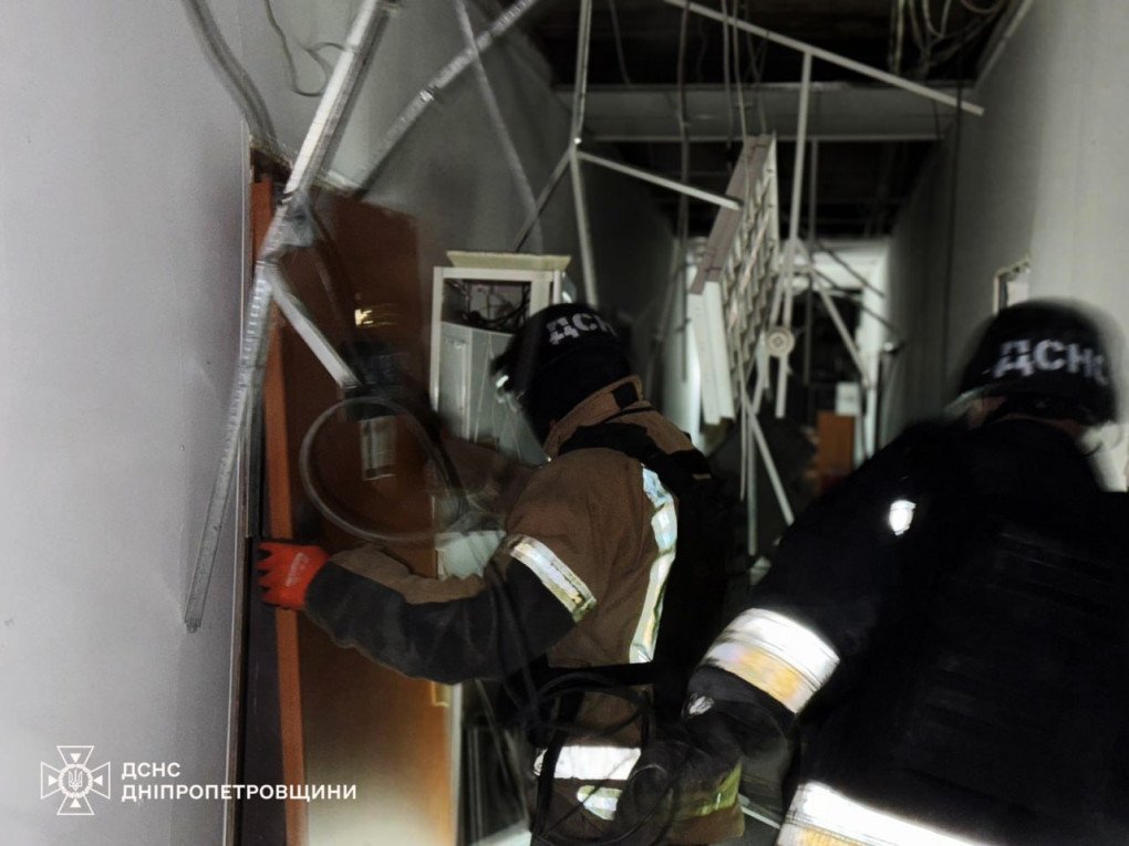 Los equipos de emergencia inspeccionan los daños en un edificio en Dnipropetrovsk tras un ataque ruso. En el pasillo se ven escombros y cableado roto. (Foto: Servicio Estatal de Emergencias de Ucrania)