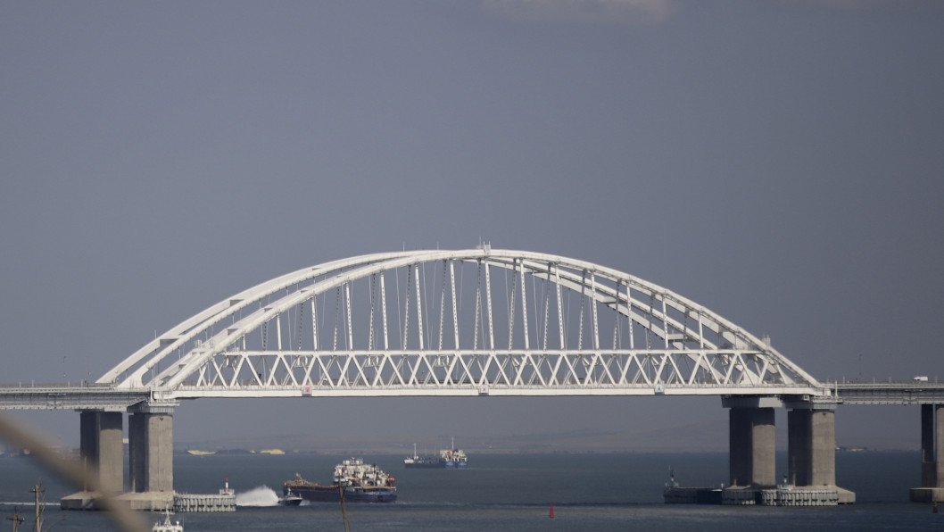 Russia Halts Shipping Through Kerch Strait After Ukrainian Drone Strikes on Vessels