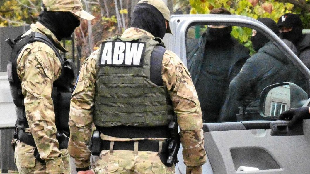 TNT en latas: la seguridad polaca descubre un sabotaje ruso utilizando productos enlatados