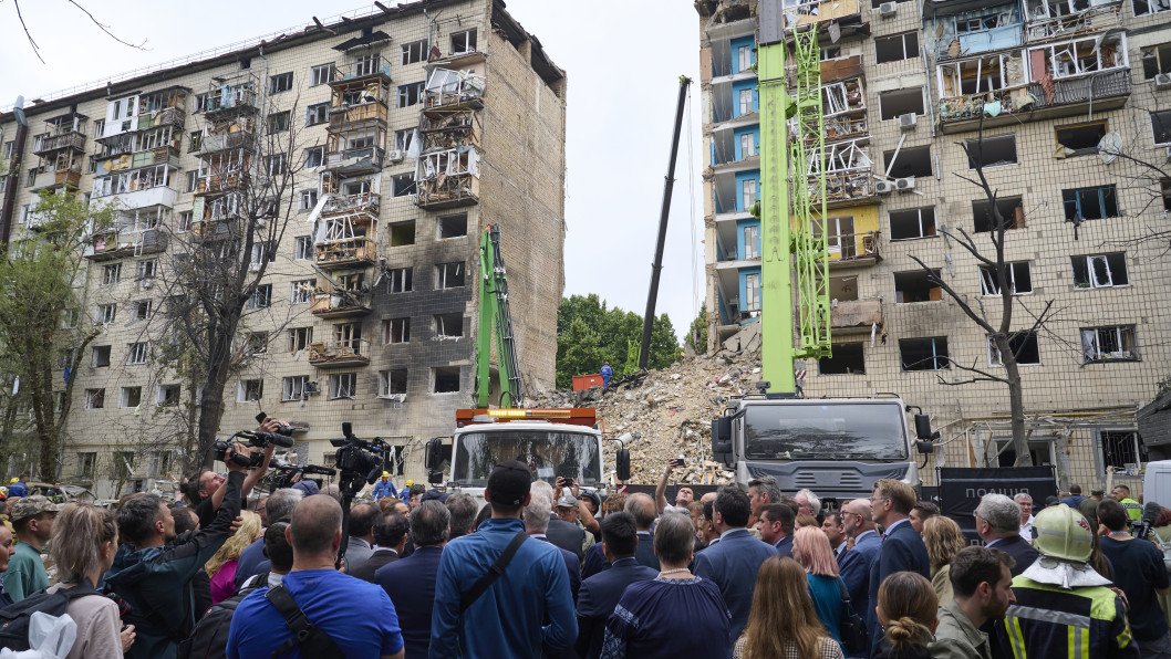 Over 60 Foreign Diplomats Visit Site of Russian Missile Strike on Kyiv Residential Building