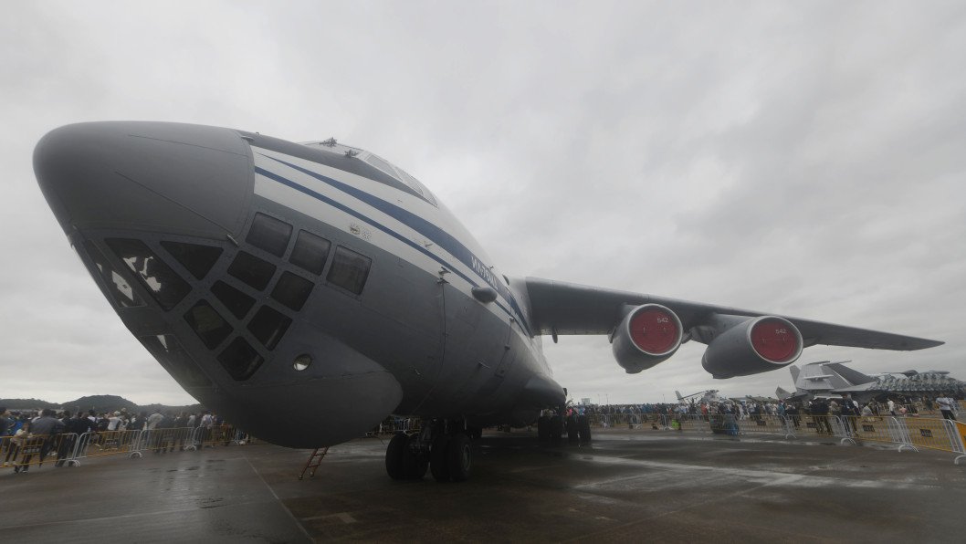 Un avión militar Il-76 de Moscú aterriza en Venezuela tras una ruta inusual en medio de rumores de intervención estadounidense