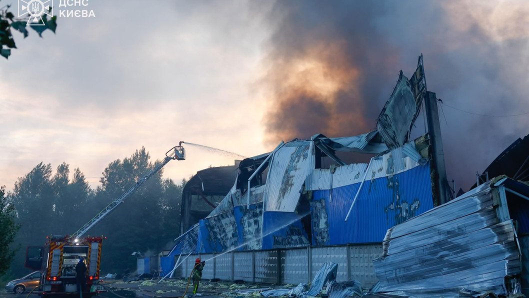 Ataque balístico ruso contra Kyiv deja al menos un muerto y múltiples incendios